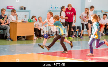 Russland, Wladiwostok, 04/28/2018. Kinder spielen Handball indoor. Sport und körperliche Aktivität. Ausbildung und Sport für Kinder. Stockfoto