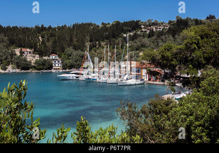 Yachten in der Bucht von Lakka, Paxos. Stockfoto