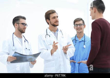 Arzt erklären Diagnose zu seinen Patienten Stockfoto