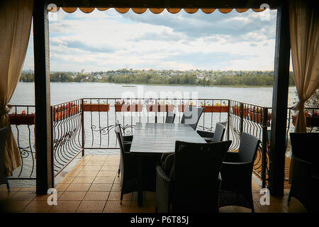 Offene Terrasse in einem leeren Sommer Cafe mit Blick auf den Fluss Stockfoto