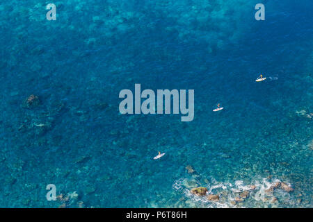 Luftaufnahme von Leuten, die Paddel auf auf tropischen Meer. Stockfoto