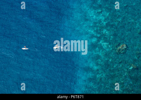 Luftaufnahme von Leuten, die Paddel auf auf tropischen Meer. Stockfoto