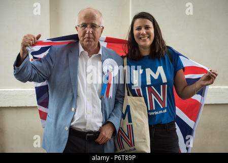 College Green, Westminster, London, Großbritannien. 23. Juni 2016. In Ungnade gefallenen ehemaligen Labour Party MP Denis MacShane trägt sein "Ich" Rosette außerhalb der Häuser bin Stockfoto