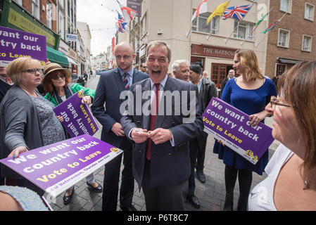 Das Stadtzentrum von Ramsgate, Kent, Großbritannien. 13. Juni 2016. UKIP leader Nigel Farage nimmt seinen Brexit Kampagne nach Ramsgate, Kent. Im Bild: Nigel Farage Zeichen Stockfoto