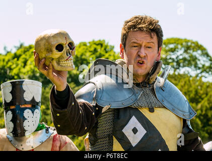 Andrew Spratt in mittelalterlichen Armor Holding Schädel in der Demonstration der mittelalterlichen Rüstung von Historic Scotland, dirleton Castle, East Lothian, Schottland, Großbritannien Stockfoto