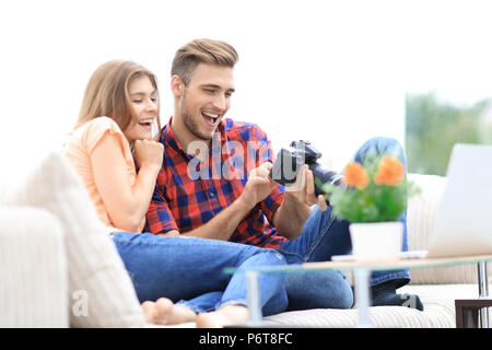 Moderne junge Paar prüft die Fotos auf der Kamera Stockfoto