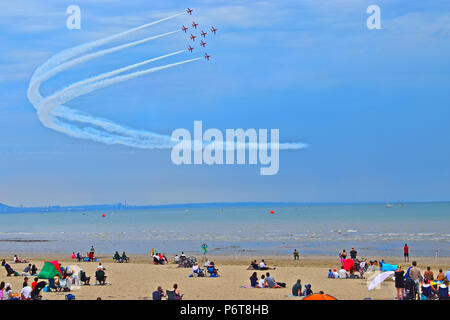 Die Royal Air Force Aerobatic Team, die roten Pfeile, ein spektakuläres Schauspiel an der Swansea Air Show, die sich über die Bucht von Swansea jeden Sommer findet Stockfoto