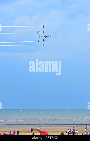 Die Royal Air Force Aerobatic Team, die roten Pfeile, ein spektakuläres Schauspiel an der Swansea Air Show, die sich über die Bucht von Swansea jeden Sommer findet Stockfoto