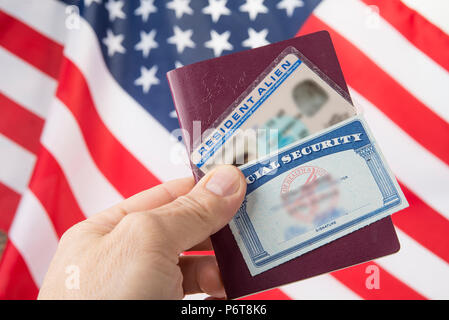 Social Security Card und Resident Alien Card. Green Card american dream Konzept Stockfoto