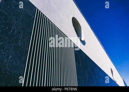 Berlin, Deutschland, 06. Juni, 2018: Architektonisches Merkmal der modernen Einkaufszentrum Gebäude Stockfoto