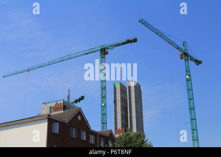 Baukräne bei der Arbeit auf dem neuen Google die Entwicklung in der alten Bolands Mühlen Ort mit Blick auf den Grand Canal Docks. Stockfoto