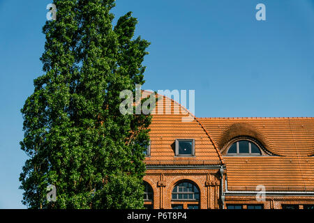 Berlin, Deutschland, 13. Mai 2018: Altes Gebäude mit Baum Stockfoto