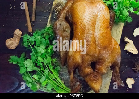 Gekochte ente Draufsicht mit Zimt und Koriander und Galgant mit schwarzem Pfeffer und Gewürze und Rohmaterial oder chinesisches Essen Stockfoto
