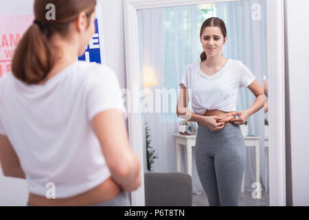 Düster jugendlich Mädchen kämpfen, Gewichtszunahme Stockfoto