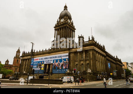 LEEDS, England - Juni 6, 2018: Leeds Rathaus mit wirbt der AJ Bell World Triathlon auf der Fassade. Stockfoto