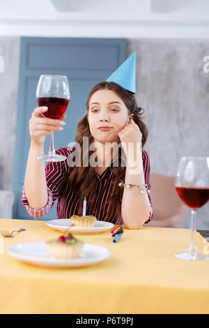 Junge Frau schlägt ein Toast an Geburtstagsfeier Stockfoto