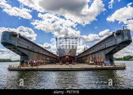 Schiff in der Werft gebaut. Schiff in der Werft gebaut. Stockfoto