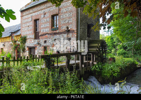 Moulin des Aïeux, 18. Jahrhundert Wassermühle/Wassermühle auf dem Fluss Veules in Veules-les-Roses, Seine-Maritime, Côte d'Albâtre, Normandie, Frankreich Stockfoto