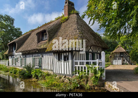 Fachwerkhaus mit Reetdach entlang des Flusses Veules, Frankreich der kürzeste Fluss in Veules-les-Roses, Seine-Maritime, Côte d'Albâtre, Normandie Stockfoto