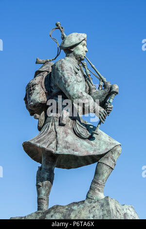 Statue von Bill Millin, persönliche Piper von Lord Lovat Fraser, deren Kommandos auf Sword Beach am D-Day, Ouistreham, Normandie, Frankreich landete Stockfoto