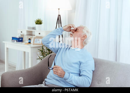 Ruhiger älterer Mann, Kopfschmerzen Stockfoto