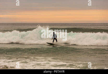 LA VEGA, Asturien, Spanien. 31. Mai, 2017: Surfer am Strand von La Vega, in der Dämmerung, in der Nähe von Llanes, Asturien, Spanien Stockfoto