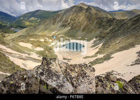 Herrliche Aussicht von mussala Gipfel am zugefrorenen See und lichtdurchfluteten Rila Gebirge Stockfoto