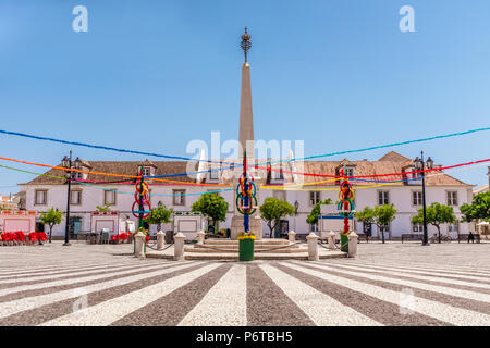 Vila Real de Santo Antonio, Algarve, Portugal. Die attraktive Pflasterung und Denkmal der Hauptplatz der Stadt mit Festival bunting Stockfoto