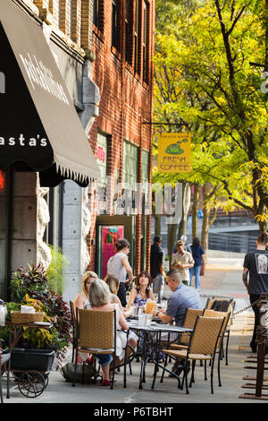 In Syracuse, New York: im Freien essen in einem Restaurant in der Armory Square. Stockfoto