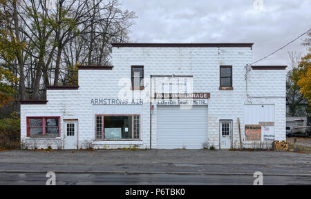 Palatine Bridge, New York, USA: Eine ehemalige Garage, ist nun ein Gebäude. Stockfoto