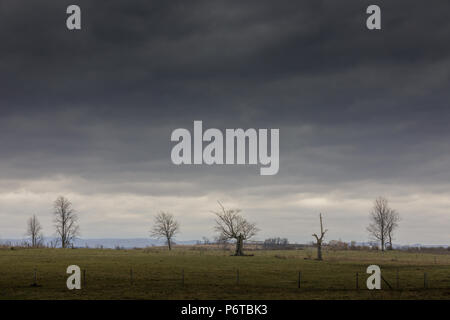 Stein Arabien, New York, USA: Sturmwolken über ländliche Landschaft sammeln. Stockfoto