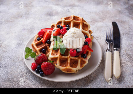 Belgische Waffeln mit Beeren und Eis Stockfoto