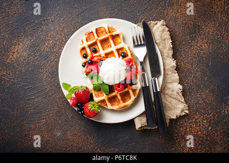 Belgische Waffeln mit Beeren und Eis Stockfoto