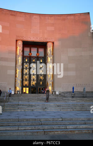 NEW YORK, NY - 14. Juni: Brooklyn Public Library in rot Sonnenuntergang Licht im Sommer abends gebadet, Brooklyn am 14. Juni 2017 in New York, USA. (Foto durch Stockfoto