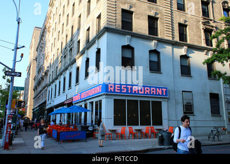 NEW YORK, NY - 15. Juni: Tom's Restaurant, das Äußere wurde routinemäßig in Seinfeld Episoden verwendet. Manhattan am 15. Juni 2017 in New York, USA. (Phot Stockfoto