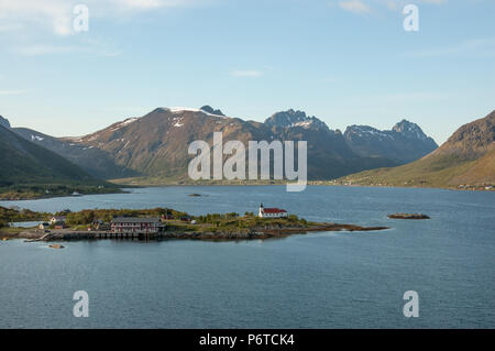 Klein, red-roofed Sildpollnes Kirche am Ende einer Halbinsel ist sichtbar von der Autobahn E 10 in Norwegen die Lofoten von Fjorden und Bergen Stockfoto