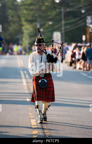 Eine einsame Dudelsackspieler führenden Der 4. Juli Parade in der Spekulant, NY, USA am 30. Juni 2018. Stockfoto