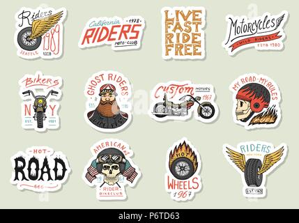 Biker club Aufkleber vorlagen. Vintage Custom Motorrad- und Schädel Embleme, Etiketten Badges für t-shirt. Monochrom Retro Style. Classic sport Motorrad mit racing Benzin. Hand graviert Skizze. Stock Vektor