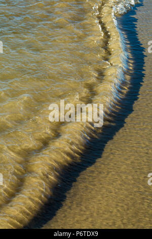 Muster, das durch Wasser zurück zum Meer rauschen als eine Welle abfließt, auf Shi Shi Strand entlang des Pazifischen Ozeans in Olympic National Park, Washington Sta gebildet Stockfoto