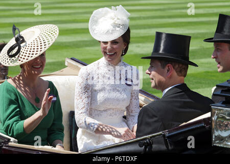 Royal Ascot, königliche Prozession. Sophie Gräfin von Wessex, Prince Edward, Katharina, Herzogin von Cambridge und William Prince anreisen, auf der Pferderennbahn Stockfoto