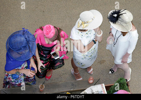 Royal Ascot, Mode, Frauen auf der Pferderennbahn Stockfoto