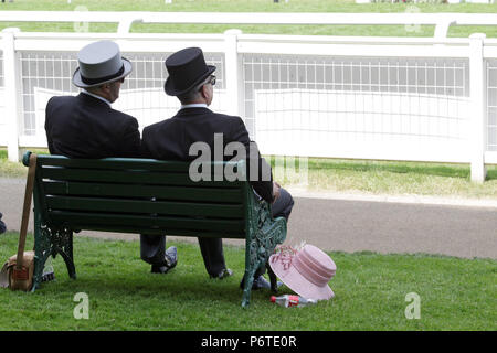 Royal Ascot, Männer mit Dachhauben warten auf die Rennen Stockfoto