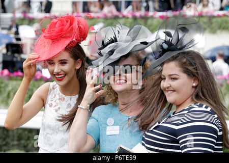 Royal Ascot, Mode, Frauen auf der Pferderennbahn Stockfoto