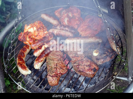 Hamburg, Fleisch und Würstchen auf dem Grill zubereitet Stockfoto