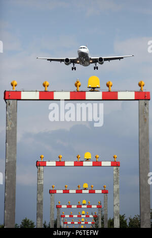 Langenhagen, Deutschland, Beleuchtung für Ansatz Unterstützung vor dem Flughafen Hannover-Langenhagen Stockfoto