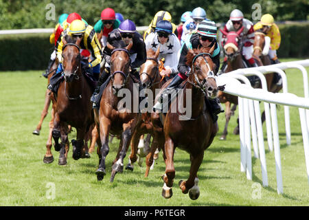 Hannover, Pferde und Jockeys in einem Bogen Stockfoto