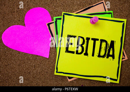 Wort schreiben Text Ebitda. Business Konzept für das Ergebnis vor Steuern Abschreibungen Abschreibungen Abkürzung Kork Papier Ideen Nachr. Stockfoto