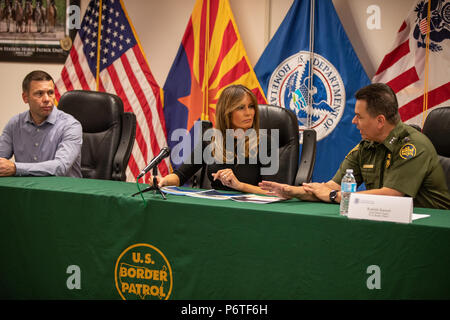 First Lady der USA Melania Trump hört Rodolfo Karisch, rechts, Chief PATROL-Agenten, TCA Border Patrol während einer roundtable Diskussion auf Kinder mit Migrationshintergrund, die getrennt wurden, bilden sich ihre Eltern Juni 28, 2018 in Tuscon, Arizona. Us-amerikanischen Zoll- und Grenzschutzbehörden Kommissar Kevin McAleenan sieht auf der linken Seite. Stockfoto