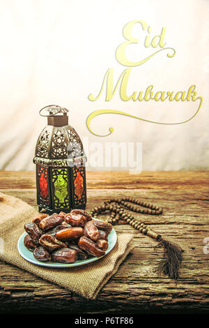 Eid Mubarak mit Datum palm Obst oder Kurma, Ramadan Essen, Bild Vintage Style. Stockfoto