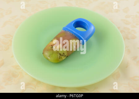 Gesund selbstgemachte Popsicle von gehackte Kiwi und Cranberry Saft auf grünem Teller gemacht Stockfoto